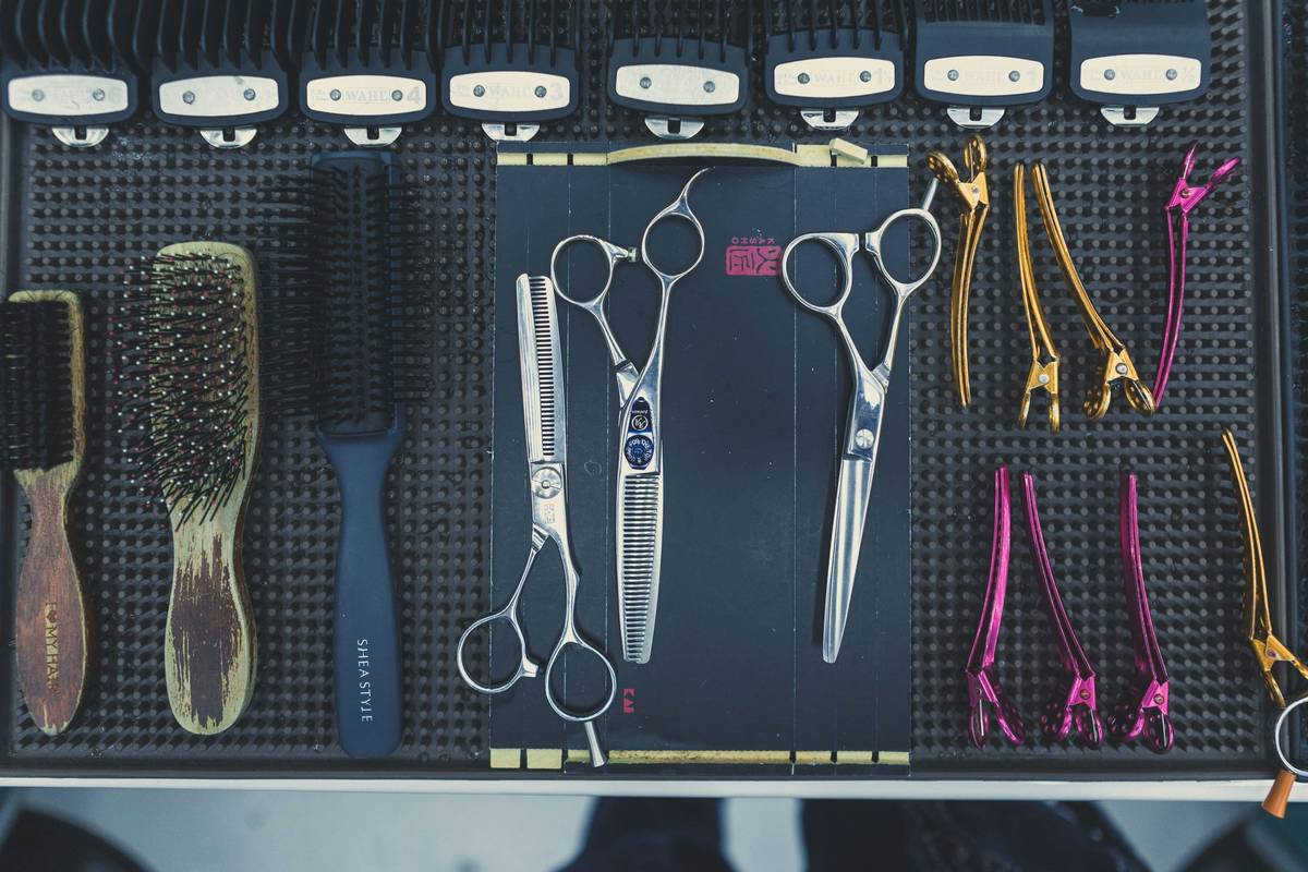 Visual guide showcasing steps of using hydration boost comb